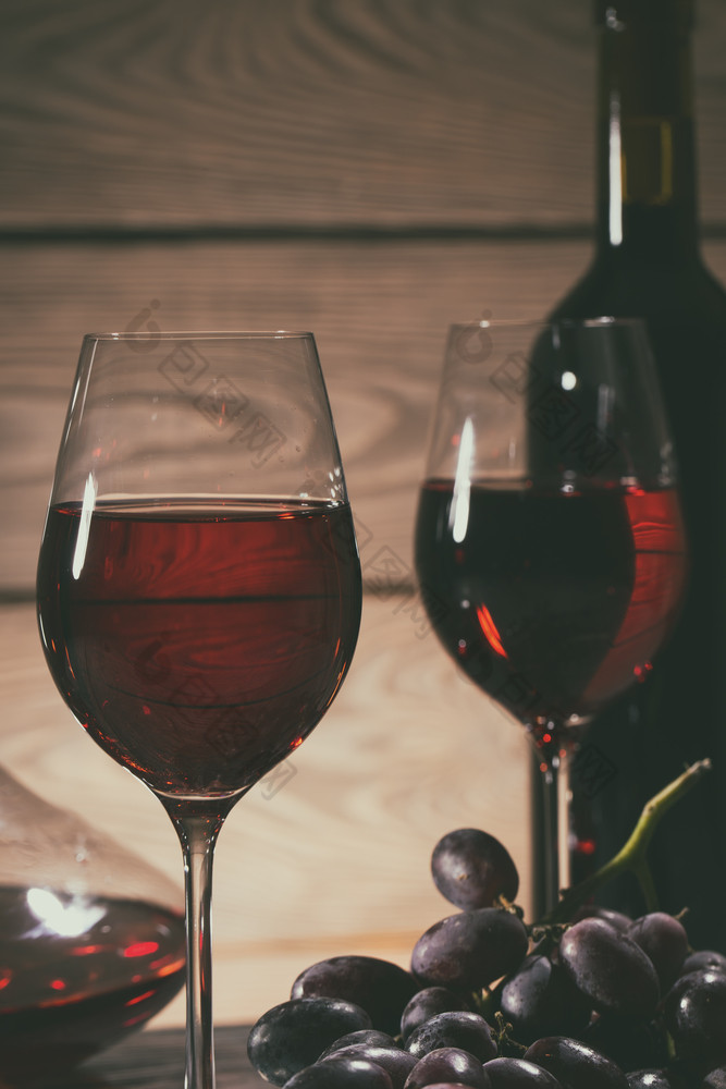 两个眼镜和瓶红色的酒和葡萄的表格爽肤水两个眼镜和瓶红色的酒和葡萄的表格