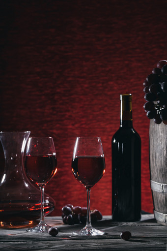 酒仍然生活与酒眼镜和葡萄木表格爽肤水酒仍然生活与酒眼镜和葡萄木表