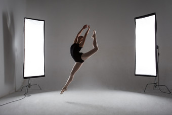 后台拍摄优雅的<strong>芭蕾舞女演员</strong>的工作室与光当然的概念美和格蕾丝后台拍摄优雅的<strong>芭蕾舞女演员</strong>的工作室