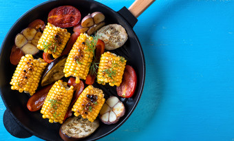 烤<strong>煎锅</strong>玉米和蔬菜蓝色的背景视图从以上的概念健康的自然食物烤<strong>煎锅</strong>玉米和蔬菜