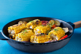玉米和蔬菜烤<strong>煎锅</strong>蓝色的背景视图从以上的概念健康的自然食物玉米和蔬菜烤<strong>煎锅</strong>