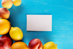 新鲜的热带水果蓝色的背景与表为笔记视图从以上食物背景的概念健康的自然食物新鲜的热带水果蓝色的背景与表为笔记