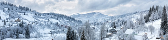 全景的村的冬天山覆盖与雪冬天景观的概念自由和孤独全景的村的冬天山