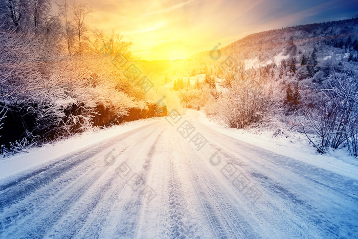 路的日落的冬天山冬天景观的概念愿望和运动爽肤水路的日落的冬天山