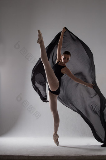 芭蕾舞女演员跳舞与黑色的布黑色的连裤袜工作室摄影的概念美和格蕾丝芭蕾舞女演员跳舞与黑色的布黑色的连裤袜