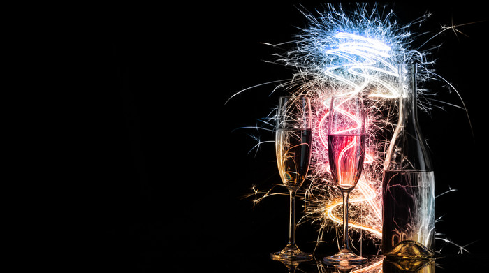 瓶和眼镜与香槟色彩斑斓的火花孟加拉灯黑色的背景轮廓的概念庆祝活动新一年庆祝活动瓶和眼镜与香槟色彩斑斓的火花孟加拉