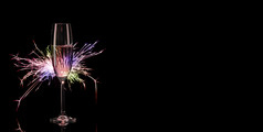 高玻璃香槟的闪亮的彩色的孟加拉灯黑色的背景概念庆祝活动和新一年高玻璃香槟的闪亮的彩色的孟加拉灯