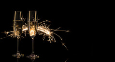 两个高眼镜香槟孟加拉灯黑色的背景轮廓的概念庆祝活动新一年庆祝活动两个高眼镜香槟孟加拉灯