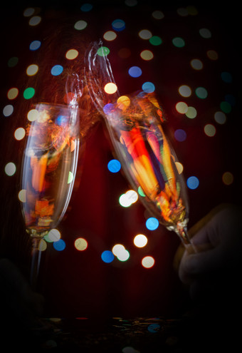 打两个眼镜与香槟节日背景的概念庆祝的庆祝活动打两个眼镜与香槟节日背景