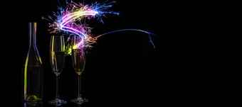 瓶和两个眼镜<strong>香槟</strong>的色彩斑斓的波浪中风孟加拉灯黑色的背景的概念的庆祝活动的<strong>婚礼</strong>和的新一年复制空间瓶和两个眼镜<strong>香槟</strong>的色彩斑斓的波浪中风