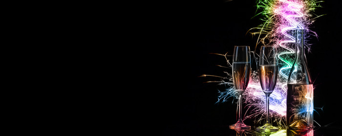 眼镜和瓶香槟彩色的火花孟加拉灯黑色的背景的概念的庆祝活动的婚礼和的新一年复制空间眼镜和瓶香槟彩色的火花孟加拉利格