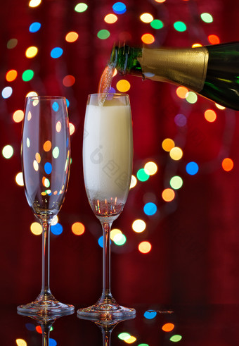 倒香槟两个眼镜从瓶节日背景的概念庆祝的庆祝活动倒香槟两个眼镜从瓶节日背气