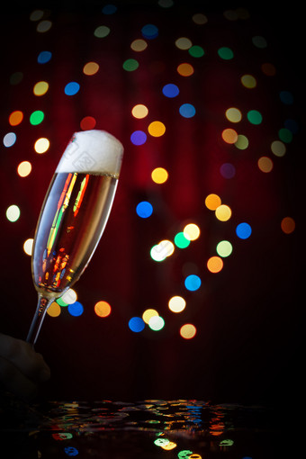 倾斜的玻璃与冒泡香槟节日背景的概念庆祝的庆祝活动倾斜的玻璃与冒泡香槟节日背景