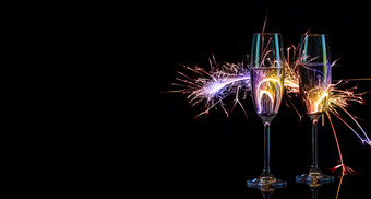 两个眼镜<strong>香槟</strong>色彩斑斓的孟加拉灯黑色的背景的概念的庆祝活动的<strong>婚礼</strong>和的新一年复制空间两个眼镜<strong>香槟</strong>色彩斑斓的孟加拉灯