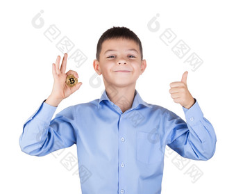 男孩蓝色的衬衫持有手势比特币和显示提高了拇指孤立的白色背景的概念比特币的货币的新一代和它的发展男孩蓝色的衬衫持有手势比特币和显示提高了
