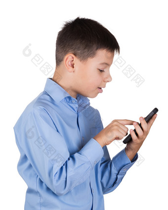 男孩蓝色的衬衫看起来感兴趣的电话孤立的白色背景的概念的受欢迎程度移动设备在年轻的人男孩蓝色的衬衫看起来感兴趣的电话
