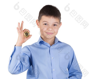 年轻的男孩蓝色的衬衫持有比特币他的手和微笑孤立的白色背景的概念比特币的货币的<strong>新</strong>一代的概念<strong>新</strong>时代</strong>比特币和的发展互联网业务和货币年轻的男孩蓝色的衬衫持有比特币他的手和微笑