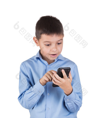年轻的男孩蓝色的衬衫看起来保持兴趣地成的电话孤立的白色背景的概念年轻的业务和的发展移动设备新一代年轻的男孩蓝色的衬衫看起来保持兴趣地成的电话