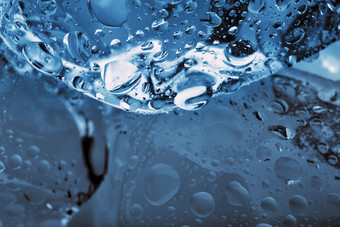 多维数据集冰与滴拍摄特写镜头冰背景爽肤水蓝色的多维数据集冰与滴拍摄特写镜头