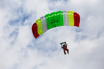 下行串联伞兵颜色降落伞的多云的天空下行串联伞兵颜色降落伞