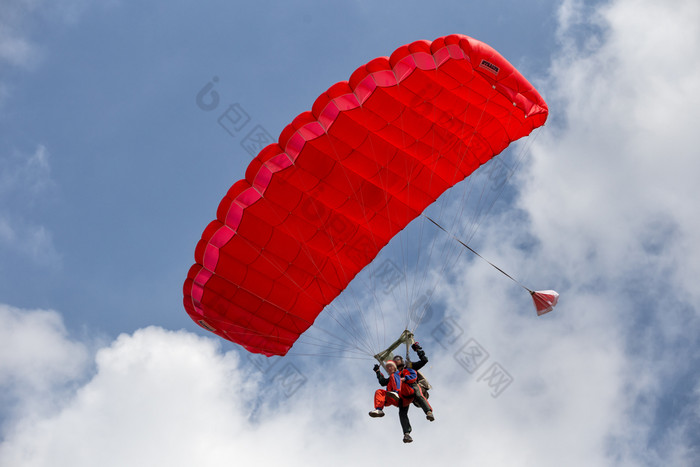 串联伞兵下降红色的降落伞蓝色的天空串联伞兵下降红色的降落伞