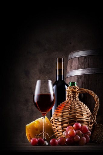 酒仍然生活与桶和红色的酒与葡萄酒仍然生活与桶和红色的酒