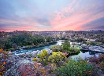 山河在的石头和树下的粉红色的黎明天空山河在的石头和树下的黎明天空