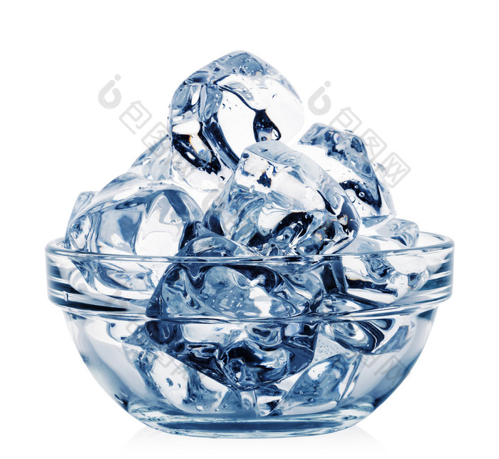 透明的碗与冰多维数据集健美的蓝色的孤立的白色背景透明的碗与冰多维数据集健美的蓝色的