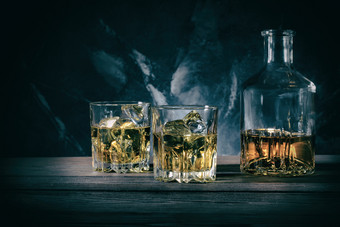 玻璃<strong>水瓶</strong>和两个眼镜威士忌与冰黑暗大理石背景爽肤水玻璃<strong>水瓶</strong>和两个眼镜威士忌大理石背景