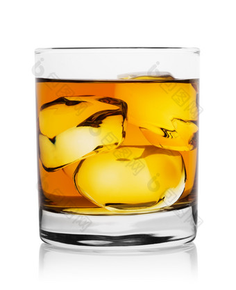 半透明的黄金威士忌与冰多维数据集玻璃和他的反射孤立的白色半透明的黄金威士忌与冰多维数据集玻璃
