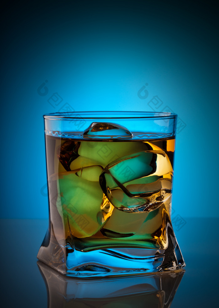 威士忌与冰多维数据集透明的玻璃蓝色的背景威士忌与冰多维数据集透明的玻璃