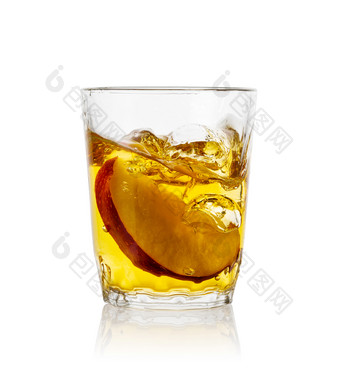 苹果汁透明的玻璃与苹果片孤立的白色背景苹果汁透明的玻璃与苹果片