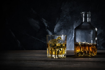 玻璃水瓶和玻璃威士忌与冰木表格玻璃水瓶和玻璃威士忌与冰