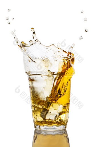 玻璃苹果汁与飞溅从苹果片孤立的白色背景玻璃苹果汁与飞溅