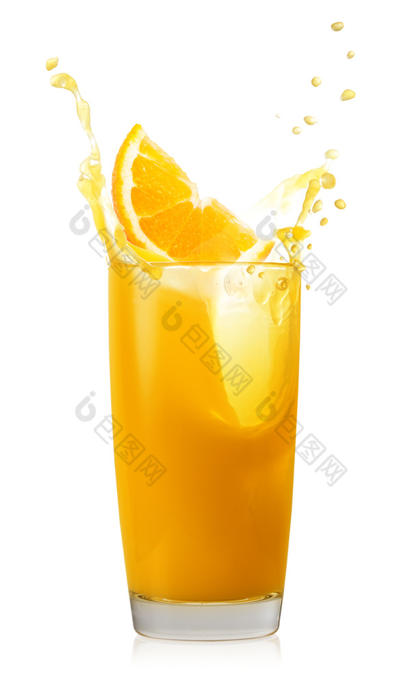 玻璃橙色汁与飞溅和橙色片孤立的白色背景玻璃橙色汁与飞溅和橙色片