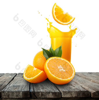 玻璃橙色汁与飞溅和<strong>橙子</strong>木表格孤立的白色背景玻璃橙色汁与飞溅和<strong>橙子</strong>木表格