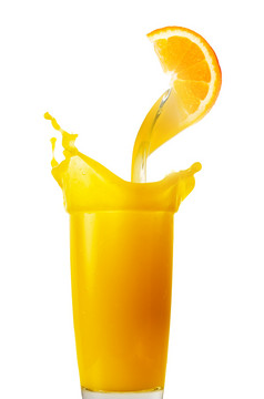 橙色汁倒从橙色片成玻璃孤立的白色背景橙色汁倒从橙色片成玻璃