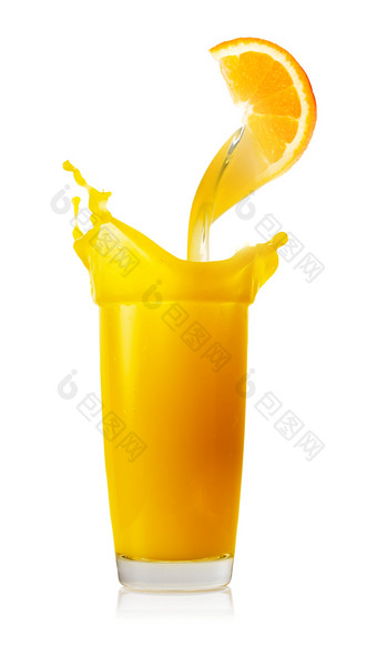 橙色汁倒从橙色片成玻璃孤立的白色背景橙色汁倒从橙色片成玻璃