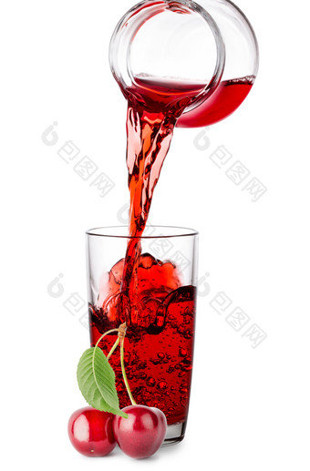 樱桃汁倒从壶成玻璃孤立的白色樱桃汁倒从壶成玻璃