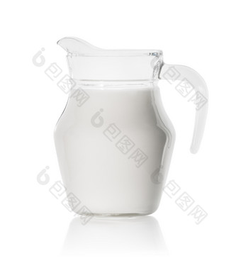 玻璃玻璃水瓶与新鲜的牛奶孤立的白色背景玻璃玻璃水瓶与新鲜的牛奶