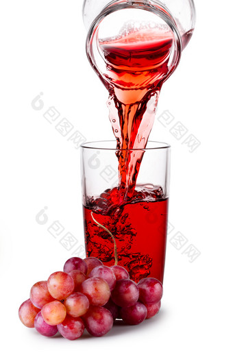 葡萄汁倒从壶成透明的玻璃和群红色的葡萄孤立的白色背景葡萄汁倒从壶成透明的玻璃