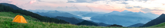 橙色旅游帐篷的平原在的山夏天景观全景橙色旅游帐篷的平原在的山