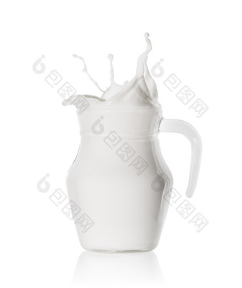 飞溅新鲜的牛奶<strong>玻璃壶</strong>孤立的白色背景飞溅新鲜的牛奶<strong>玻璃壶</strong>