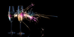 两个高眼镜香槟对的背景孟加拉灯黑色的背景的概念的庆祝活动的婚礼和的新一年复制空间两个高眼镜香槟对的背景孟加拉