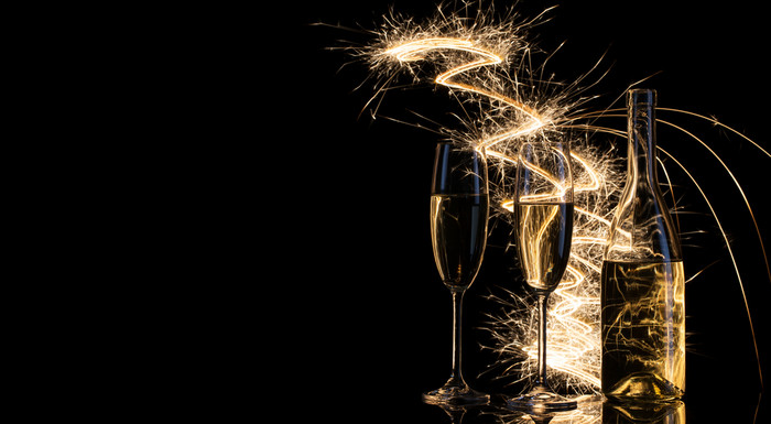 瓶和眼镜与香槟的光孟加拉灯黑色的背景的概念庆祝活动和庆祝活动新一年圣诞节婚礼瓶和眼镜与香槟的光孟加拉灯