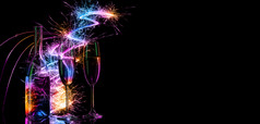 瓶和眼镜与香槟的光彩色的孟加拉灯黑色的背景的概念庆祝活动和庆祝活动新一年圣诞节婚礼瓶和眼镜与香槟的光彩色的孟加拉