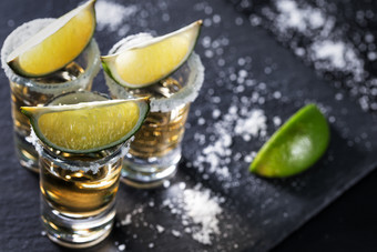 金墨西哥龙舌兰酒黑色的背景含酒精的鸡尾酒墨西哥传统的喝金墨西哥龙舌兰酒黑色的背景