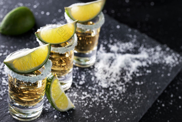 金龙舌兰酒黑色的背景含酒精的鸡尾酒墨西哥传统的喝金龙舌兰酒