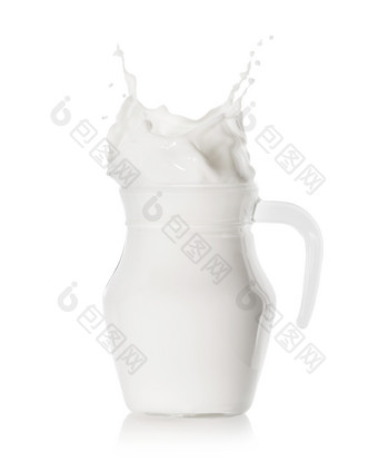 飞溅牛奶填满玻璃壶孤立的白色背景飞溅牛奶填满玻璃壶
