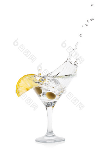 马提尼飞溅与柠檬和绿色橄榄透明的鸡尾酒玻璃孤立的白色背景马提尼飞溅与柠檬和绿色橄榄透明的旋塞